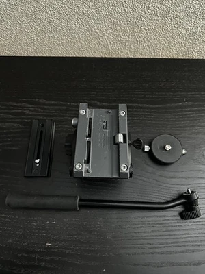 Cabezal de video fluido Manfrotto MVM500A con placa base panorámica y mango Foto 1 de 4