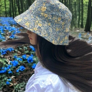 Boutique Dos Tonos Azul y Amarillo Impresionado Floral Estampado Reversible Cubo Sombrero OSFM - Imagen 1 de 6