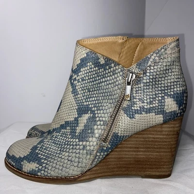 Botas anabela Lucky Brand Yewani estampa de pele de cobra tornozelo femininas com zíper lateral 9,5 - Imagem 1 de 4