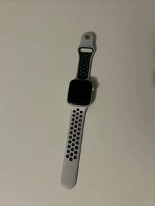 Apple Watch SE Nike 44mm Aluminiumgehäuse mit Pure Platinum/Schwarz Sportarmband - Bild 1 von 1