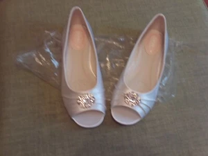 Neu Elfenbein Satin Rosa Paradox Flache Hochzeit Abschlussball Schuhe Größe 37/4 - Bild 1 von 3