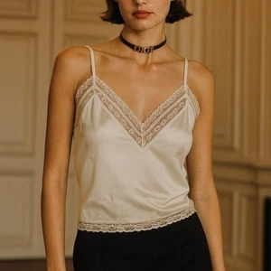 Camisola vintage Christian Dior con ribete de encaje marfil satinado grande París NY - Imagen 1 de 8