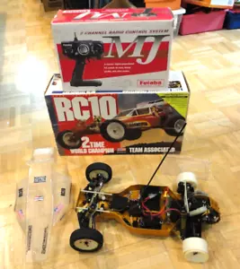 TEAM ASSOCIATED RC10 BUGGY CHAMPIONSHIP EDITION 6011 WITH FUTABA IN BOXES - Imagen 1 de 24