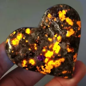 Natural Yooperlite Heart Tumbled Stone UV Reactive Sodalite Gemstone Home Decor - Picture 1 of 10