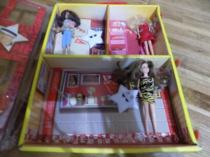 High School Musical East High Yearbook Playset With 3 Dolls Included - Bild 1 von 8