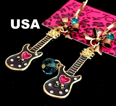 US Betsey Johnson Cristal Guitarra Pendientes Colgantes Tenedor Bulldog Tacones Altos Fruta Foto 1 de 4