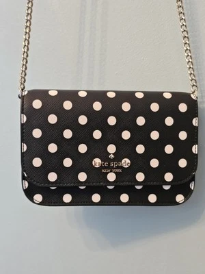 Bolso sin asas bandolera Kate Spade Cheers encantador con cadena de lunares negro blanco Foto 1 de 4