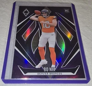 2024 Panini Phoenix Football Bo Nix Viola Holo RC Denver Broncos - Foto 1 di 6