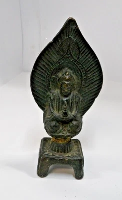 Una figura japonesa de bronce del período Kannon Edo, posiblemente anterior Foto 1 de 4