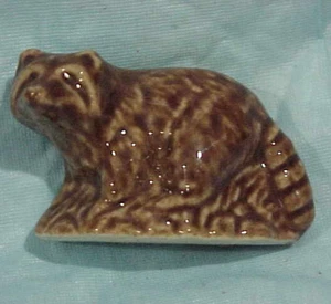 WADE RED ROSE WHIMSIES PORCELAIN RACCOON MADE IN ENGLAND - Picture 1 of 4