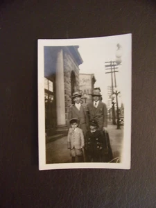 Vintage Black & White Photo Two Men With Two Children Early 1900's - Picture 1 of 3