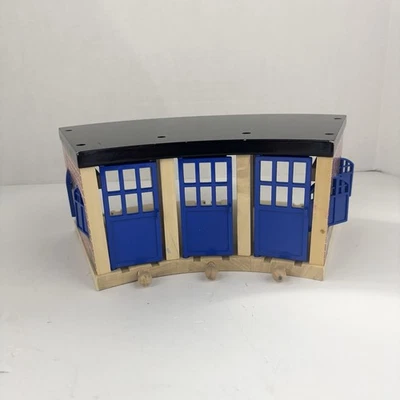 Cobertizo de tren de 3 vías Battat Thomas The Tank / De colección / Niños / Coleccionable Foto 1 de 4