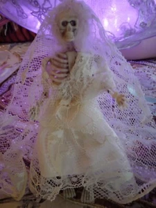 2 Puppenhaus Halloween Skelette - Bild 1 von 4