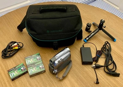 Canon ZR500 MiniDV Digital Video Camcorder Silver Bundle. - Image 1 of 4