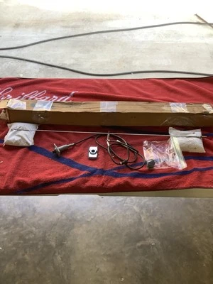 Antena manual Ford Thunderbird 1972-73 D2SZ-18813-A como nueva Foto 1 de 4