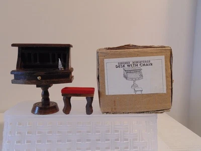 Secretária de madeira vintage Concord miniatura com cadeira móveis para casa de bonecas - Imagem 1 de 4