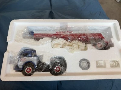 Caminhões de metal fundido First Gear em escala 1/34 - Imagem 1 de 4