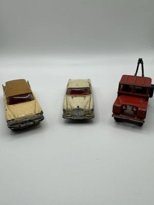 Lotto Corgi Toys scala 1:43 Mercedes 220 coupè, Land Rover c. attrezzi Suburban  - Immagine 1 di 4