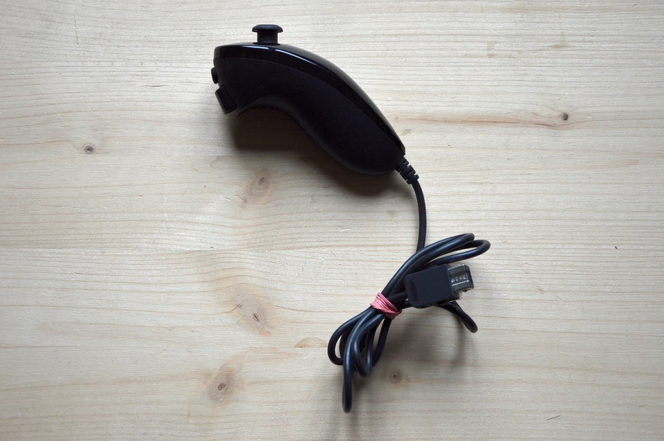 Wii - Original Nintendo Wii Nunchuk Controller Schwarz (guter Zustand) - Bild 1 von 1