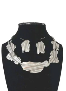 Conjunto de collar y pendientes de cuello grueso llamativo tono plateado único de diseño artesanal - Imagen 1 de 10