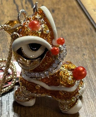 Colgante Dragón León de la Suerte Cristal - Año Nuevo Chino - Tono Dorado - Betsey Johnson Foto 1 de 4