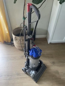 Dyson DC33 Upright Bagless Cyclone Vacuum - Roller Won’t Spin - Works!!! - Picture 1 of 7