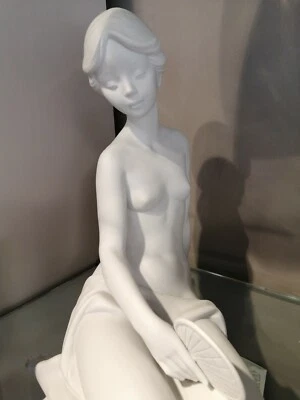 Nao statua in porcellana bianca  - Immagine 1 di 2