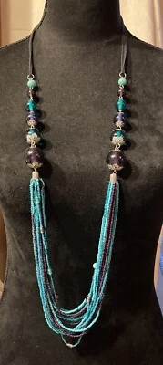 "Collar largo de 18"" de cuero negro multihilo con cuentas de semilla turquesa de vidrio púrpura" Foto 1 de 4