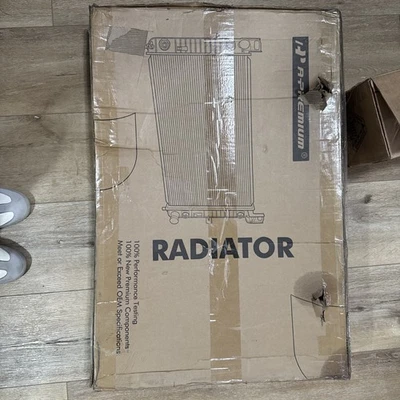 Radiador refrigerante motor UAC RA2756C para Audi Q7 2008-2015 Foto 1 de 4