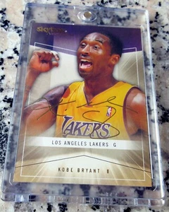 KOBE BRYANT 2004 Fleer Skybox GOLD Autographics Auto SP 147/150 Lakers HOF🔥🔥$$ - Picture 1 of 2