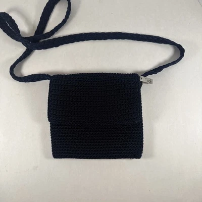 Cartera informal THE SAK azul marino hecha a mano de ganchillo con correa y solapa con cremallera Foto 1 de 4