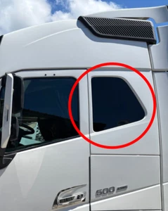 Oblò / vetro laterale in plexiglass nero lucido per Volvo FH4 (coppia DX + SX) - Foto 1 di 5