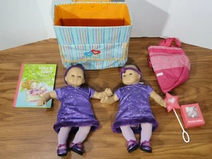 POSTEN VON 2 AMERICAN GIRL TWIN BITTY BABY PUPPEN SET WIE BESEHEN - Bild 1 von 5