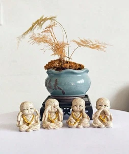 4 Stück Mini Zen Mönch Figuren | Hören Sie nichts Böses Sehen Sie kein Böses Buddhistische Deko Geschenkset - Bild 1 von 10