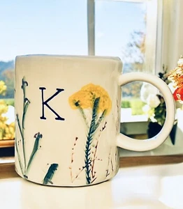 Taza de café Anthropologie Dagny Initial “K” taza de té flor prensada 16 oz - Imagen 1 de 8
