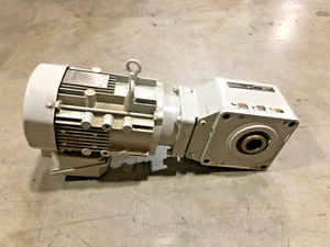 Nuevo motorreductor Sumitomo RNYMS1-1420YA-EP-40 1 HP 40:1 salida RPM 43,8 - Imagen 1 de 7