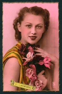 Französisches 1952 schönes PORTRAIT Modell Blumen handgetönt & gefärbt Echtfoto Postkarte - Bild 1 von 1