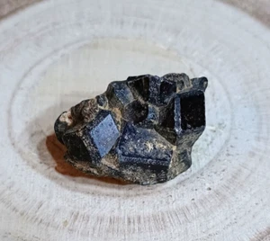 grenat andradite naturel, 20 gr - 2.8 x 2.2 x 1.8 cm - Imagen 1 de 9