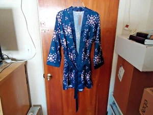 Mujer "NUEVO CON ETIQUETAS" Morgan Lane Talla S/M Azul Marino Floral Satén Bata "HERMOSO REGALO" - Imagen 1 de 11