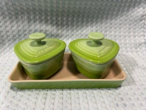 Le Creuset Miniature Ramekin D'Amour Set Heart Rose Quartz Tray Green New - Picture 1 of 3