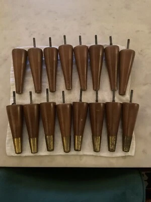 Patas de sofá de madera mediados de siglo Foto 1 de 3