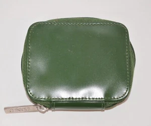 Bolsa de lápiz labial Clinique verde oliva con cremallera con espejo - Imagen 1 de 3