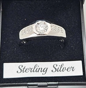 Moissanit Herrenring in Rhodium-Overlay Sterlingsilber 1,03 ct / Größe R - Bild 1 von 7
