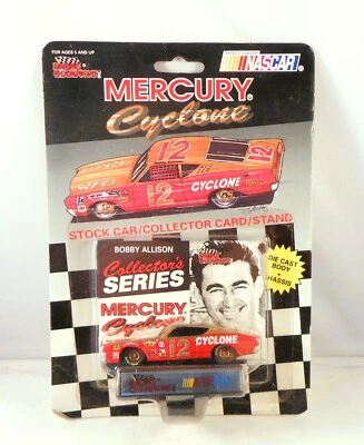 Coche fundido a presión BobyAllison #12 Mercury Cyclone 1:64 con etiqueta colgante original 1993 Foto 1 de 4