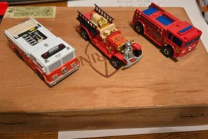 SET CAMION DEI POMPIERI HOT WHEEL E MACRO PRESSOFUSO - Foto 1 di 3