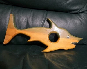 Supporto vino 11" galleggiante legno pesce firma su bottiglia dice Gordon Freeman - Foto 1 di 7