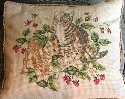 Almohada punto de cruz gato y gatito floral casa de campo núcleo 18 x 19" amantes de los animales Foto 1 de 3