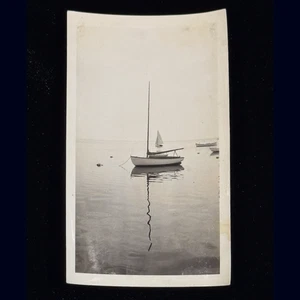 1941 barca a vela istantanea scena lago nautico minimalista bianco e nero foto vintage - Foto 1 di 10