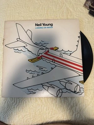 Виниловая пластинка альбом Neil Young ‎’ Landing On Water ‎ США 1986 специальность GHS 24109 - Изображение 1 из 3