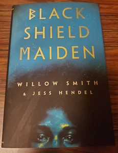 Willow Smith Black Shield Maiden signierte 1. Auflage/1. Druck Hardcover - Bild 1 von 5
